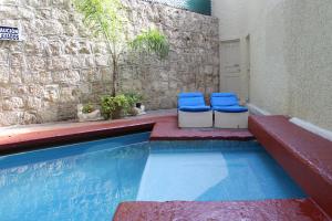 Bazén v ubytování Hotel Plaza Kokai Cancún nebo v jeho okolí