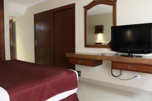 TV a/nebo společenská místnost v ubytování Hotel Plaza Kokai Cancún