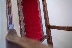 un panno rosso sul retro di una sedia di Seaview Alghero Apt ad Alghero