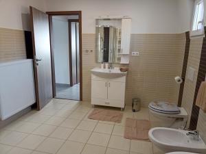 A bathroom at MeLuIs