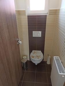 A bathroom at MeLuIs