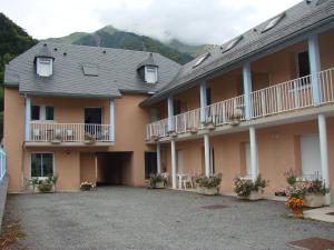 vistas a un edificio con montañas en el fondo en Arbizonloc, en Guchen