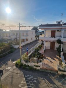 een luchtzicht op een straat met gebouwen bij Villetta indipendente in villaggio a 2 passi dal mare in Santa Maria al Bagno