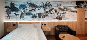1 dormitorio con 1 cama y una pared con un mural en Braustube Wehle, en Dunningen