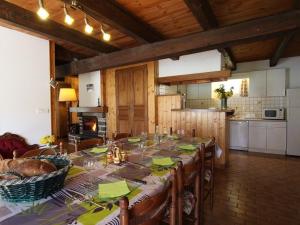una cocina grande con una mesa larga en una habitación en Gîte Araules, 5 pièces, 8 personnes - FR-1-582-245 en Araules