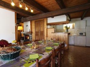 Η κουζίνα ή μικρή κουζίνα στο Maison de charme en pierres avec jardin, cheminées et jeux pour enfants, proche forêt du Meygal - FR-1-582-245