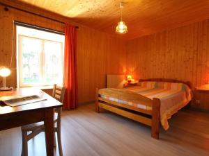 1 dormitorio con cama, escritorio y escritorio en Gîte Araules, 5 pièces, 8 personnes - FR-1-582-245 en Araules