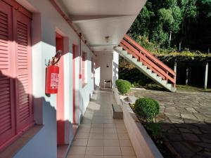 un pasillo de un edificio con una boca de incendios lateral en Apartamentos Aromas de Gramado - Bairro Centro, en Gramado