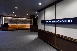 eine Lobby mit einem Schild, das winimaxbestosbest liest in der Unterkunft Via Inn Shimonoseki in Shimonoseki