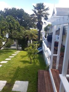 vistas al patio trasero de una casa en Harbour View Cottage, en Auckland