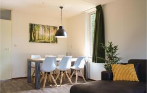comedor con mesa y sillas blancas en Cozy Home In Vledder With Wifi, en Vledder