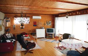 uma sala de estar cheia de mobiliário e uma televisão em 2 Bedroom Pet Friendly Home In Nttraby em Bredavik