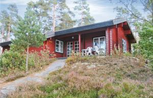 czerwony dom na wzgórzu w lesie w obiekcie Cozy Home In Lilla Edet With Kitchen w mieście Lilla Edet