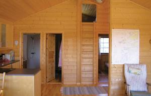 Cabaña de madera con cocina y sala de estar en Gorgeous Home In Korssund With Kitchen, en Korssund