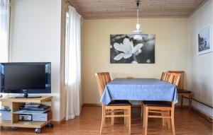 NedstrandにあるStunning Home In Nedstrand With 5 Bedrooms, Sauna And Wifiのダイニングルーム(青いテーブル、テレビ付)