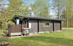 a small cabin with a grill in a yard at 2 Bedroom Stunning Home In rkelljunga in Fasalt