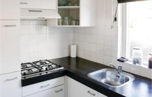 Η κουζίνα ή μικρή κουζίνα στο Lovely Home In Egmond Aan Zee With Wifi