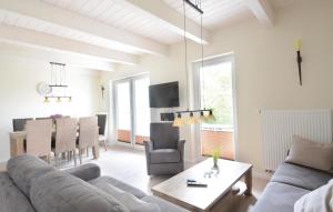 uma sala de estar com um sofá e uma mesa em Gorgeous Home In Dagebll With Wifi em Dagebüll