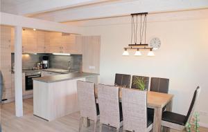 uma cozinha e sala de jantar com mesa e cadeiras em Gorgeous Home In Dagebll With Wifi em Dagebüll