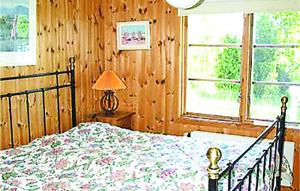 - une chambre avec un lit, une lampe et une fenêtre dans l'établissement 2 Bedroom Awesome Home In Ljungsarp, à Ljungsarp