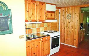 Ett kök eller pentry på 2 Bedroom Awesome Home In Ljungsarp