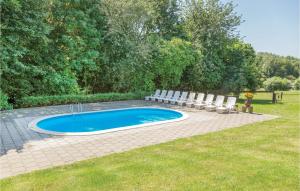 a small swimming pool with chairs and a table at Vakantiewoning 4 in Simpelveld