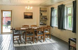 Erfjord的住宿－4 Bedroom Gorgeous Home In Erfjord，一间带桌椅的用餐室