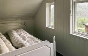 Erfjord的住宿－4 Bedroom Gorgeous Home In Erfjord，一张位于带2扇窗户的房间的床