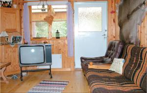 En tv och/eller ett underhållningssystem på 1 Bedroom Beautiful Home In Srna