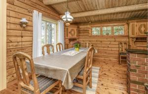 ein Esszimmer mit einem Tisch und Stühlen in der Unterkunft Nice Home In Olden With House A Mountain View in Olden