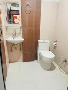 een badkamer met een toilet en een wastafel bij Hotel Dream Light in Pokhara