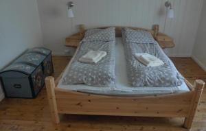 Un pat sau paturi într-o cameră la Beautiful Home In Vega With Wifi