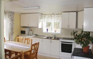 Lovely Home In Rdeby With Kitchen tesisinde mutfak veya mini mutfak