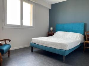 - une chambre avec un lit bleu et une fenêtre dans l'établissement Appartement Les Sables-d'Olonne, 3 pièces, 6 personnes - FR-1-422-28, à Les Sables-dʼOlonne