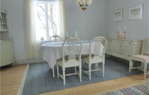 una sala da pranzo con tavolo e sedie di Three-Bedroom Holiday Home In Sodra Vi a Södra Vi