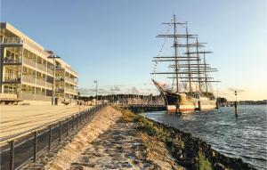 Ein großes Schiff lag neben einem Dock mit einem Gebäude. in der Unterkunft Priwallpromenade 2, Whg 4 in Travemünde