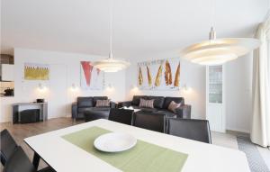 Ein Sitzbereich in der Unterkunft Priwallpromenade 2, Whg 4