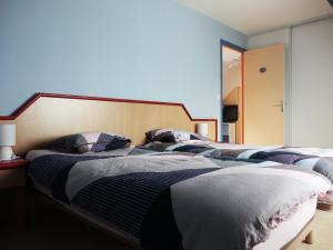 a bedroom with two beds with pillows on them at Maison charmante proches plages - 9 pers. - jardin, vélos, calme - Arzon - FR-1-639-22 in Arzon