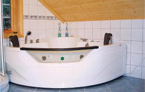 Ένα μπάνιο στο Nice Home In Hatlestrand