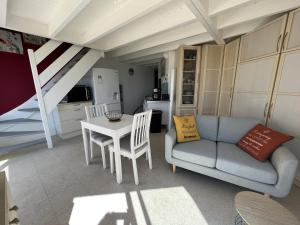 salon z kanapą i stołem w obiekcie Duplex 50m de la plage - 4/5 pers - Parking - FR-1-639-57 w mieście Sarzeau