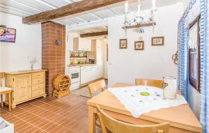 een keuken en eetkamer met een tafel en stoelen bij Nice Home In Heiligenbrunn With Kitchenette in Heiligenbrunn