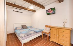 een slaapkamer met een bed en een houten dressoir bij Nice Home In Heiligenbrunn With Kitchenette in Heiligenbrunn