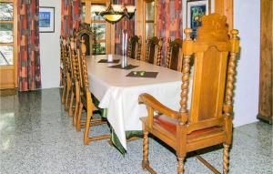 mesa de comedor con mantel y sillas blancas en Stunning Home In Skla With Wifi, en Røvik