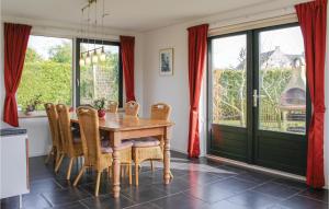 comedor con mesa de madera y sillas en Waterjuffer, en Tzummarum