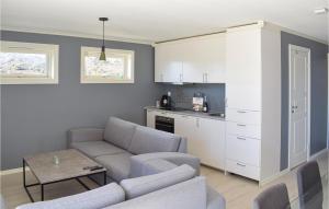 Kuchyň nebo kuchyňský kout v ubytování Nice Apartment In Bekkjarvik With 2 Bedrooms And Wifi
