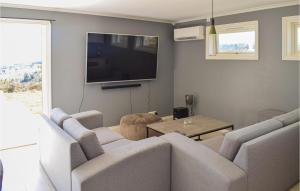 TV a/nebo společenská místnost v ubytování Nice Apartment In Bekkjarvik With 2 Bedrooms And Wifi
