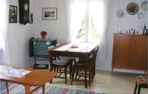 ビンメルビューにあるNice Home In Vimmerby With Kitchenのリビングルーム(テーブル、テレビ付)