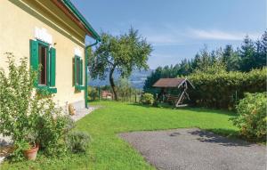 uma casa com uma janela verde e um quintal em Beautiful Home In Maria Elend With 3 Bedrooms, Wifi And Sauna em Maria Elend