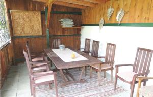 drewniany stół i krzesła na patio w obiekcie Ferienwohnung - Wagrain w mieście Wagrain