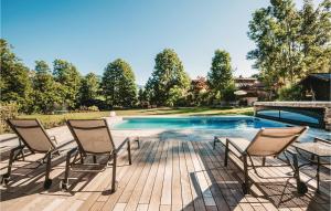 patio z krzesłami i basenem w obiekcie Ferienwohnung - Wagrain w mieście Wagrain